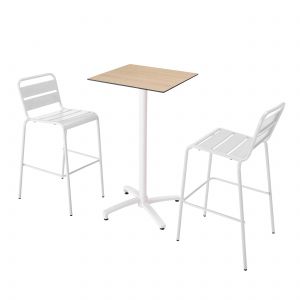 Table haute carrée inclinable chêne naturel 60 x 60 cm en HPL pied blanc et 2 chaises hautes en métal