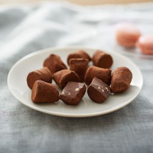 Truffes au cacao aromatis&eacute;es au macaron et ar&ocirc;me framboise