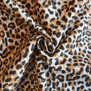 Toile polycoton imprimée léopard camel - Mondial Tissus