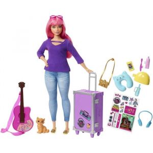 Image de Mattel ? Voyage poupée Daisy aux cheveux roses avec sa valise, figurine de chat, guitare, autocollants et accessoires, jouet pour enfant, FWV26