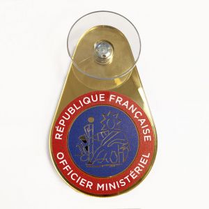 Signaletique.biz France - Macaron voiture Officier Minist&eacute;riel &ndash; Macaron dor&eacute; Huissier avec ventouse - Macaron Huissier de justice pour pare-brise