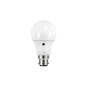 Image de Integral LED ILA60E22S6.5N27KBEM. 19-63-10 Ampoule Crépusculaire Auto Sensor - B22 Non Dimmable 470 Lumens 2700 K 80cri 270° Opale 6,6 W équivalent à 40 W