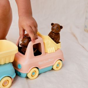 Le camion pompier de petit ours brun, made in france en matière recyclée, pêche