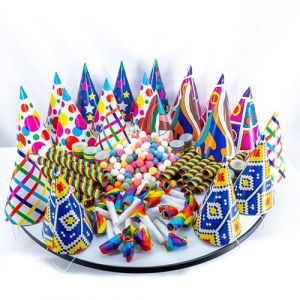 SPARKLERS CLUB Kit Cotillons 20 Pers Nouvel An 2025 - Sarbacanes, Chapeaux, Sans G&ecirc;ne, Serpentins, Boules, Tout pour une F&ecirc;te &Eacute;blouissante ! Id&eacute;al pour le R&eacute;veillon, Cr&eacute;ez des Souvenirs M&eacute;morables