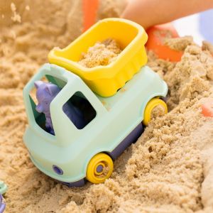 Le camion benne de mr renard, made in france en matière recyclée, turquoise