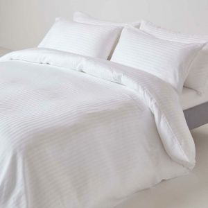 HOMESCAPES Parure de lit en Satin de Coton égyptien, Housse de Couette 230x220 cm et 2 taies d'oreiller 50x75 cm, Percale 330 Fils Coloris Blanc (HOMESCAPES, neuf)