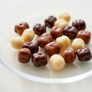 Mix de morceaux de noix de coco enrob&eacute;s de chocolat noir, au lait ou blanc
