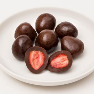 Fraises enrob&eacute;es de chocolat noir