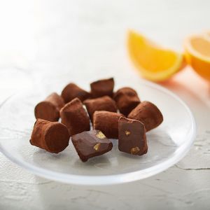 Truffes au cacao aromatis&eacute;es &agrave; l'orange avec de l'&eacute;corce d'orange confite