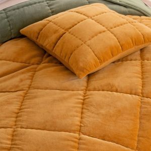 Housse de coussin carré velours jaune ocre CLB. VALOU