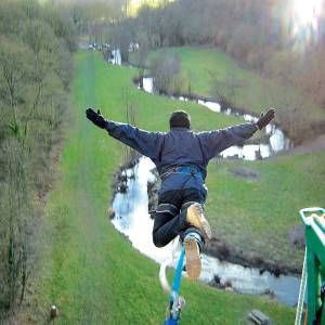 Image de Smartbox Saut à l’élastique en tandem pour 2 personnes au viaduc de Saint-Georges-le-Gaultier avec certificat - Coffret Cadeau Sport & Aventure Multicolore