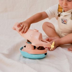 L'hydravion de bain petit ours brun, made in france en matière recyclée, pêche