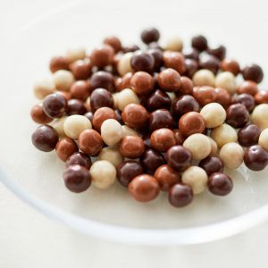 C&eacute;r&eacute;ales croustillantes enrob&eacute;es de chocolat au lait, noir et blanc 80g