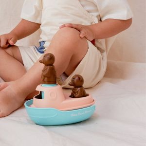 Le bateau de bain petit ours brun, made in france en matière recyclée, menthe