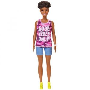 Mattel Fashionistas Poupée Mannequin #128 aux Cheveux Courts Rasés Sur Les Côtés, Short, Débardeur Rose et Baskets Jaunes, Jouet pour Enfant, Ghp98