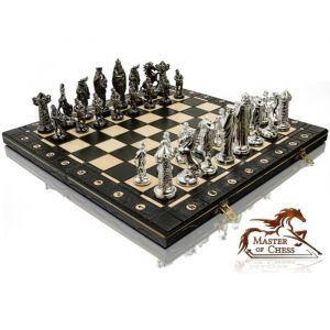 Grand jeu d'échecs sur le th?me de l'argent médiéval. Grand échiquier 40 cm-16" et pi?ces d'échecs en plastique chromé lesté.