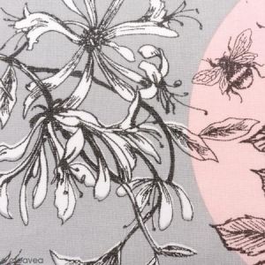 Image de Rico Design Tissu Rico - Toile de Jouy - Oiseaux - fond Gris et Rose - Par 10 cm (sur mesure) issu :Vendu à la coupe, par 10
