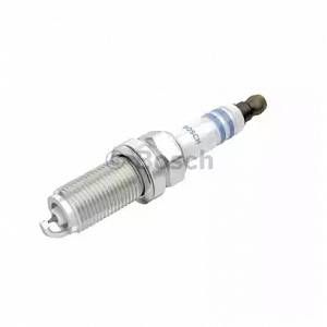 Bosch Bougie d'allumage SMART FORFOUR, MITSUBISHI COLT, VOLVO V50, BMW Série 1 (0300 242 240 715)