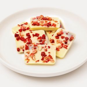 Chocolats blancs fourr&eacute;s &agrave; la fraise