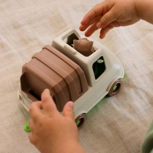 Le camion poubelle de mr renard, made in france en matière recyclée, crème