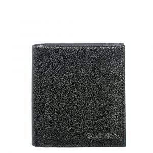 Image de Calvin Klein <p>Petit portefeuille en cuir <strong>anti-RFID </strong>. <br />Il comprend <strong>7 emplacements pour cartes</strong> format bancaire, 2 compartiments pour billets, une poche plate et une protection RFID pour que votre carte bancaire soit