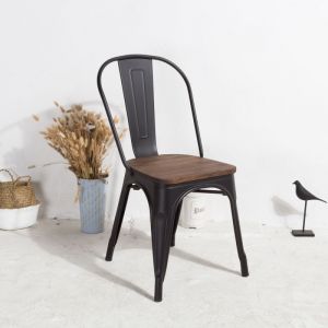 Kosmi Chaise en métal noir mat avec assise en bois massif foncé, pour une décoration style indu