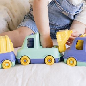 Le camion pompier de mr renard, made in france en matière recyclée, turquoise