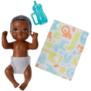 Mattel Famille Skipper baby-sitter, petite figurine bébé et accessoires, jouet pour enfant, FHY82