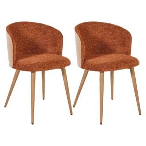 Lot de 2 chaises enveloppantes en tissu chenill&eacute; cognac et dossier bois pieds m&eacute;tal noir - OLYA