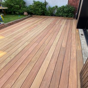 Kit terrasse bois exotique CUMARU pour 20 m², Lames 4,55 m, lambourdes 4,25 m et visserie Inox.