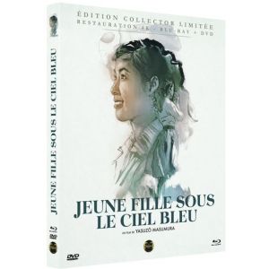 Jeune fille sous le ciel bleu