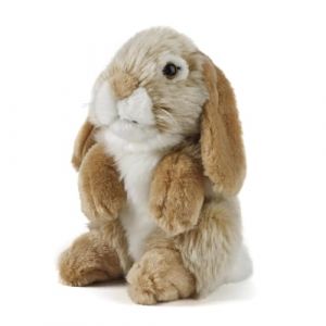 Living Nature Lapin Assis Marron aux Oreilles Tombantes, Lapin en Peluche Doux et Réaliste, Peluche Écologique Naturli, 18cm