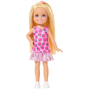 Mattel Poup&eacute;e Famille et Amis Club Chelsea de 15 cm aux cheveux blonds portant une robe amovible &agrave; imprim&eacute; fraises et des chaussures, JJB33