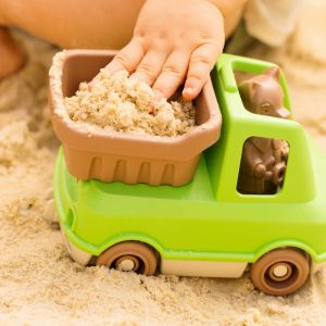 Le camion benne de mr renard, made in france en matière recyclée, chlorophylle