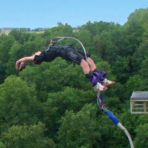 Image de Smartbox Saut à l’élastique en tandem au viaduc de Saint-Georges-le-Gaultier avec certificat et souvenir, pour 2 - Coffret Cadeau Sport & Aventure Multicolore