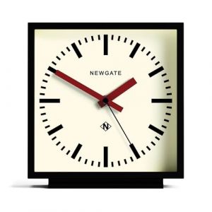 NEWGATE Amp Horloge de Bureau | Conception d’Horloge de Gare carrée | Boîtier Noir avec Aiguilles Rouges | Style Moderne pour Bureau, Dessus de Table, Manteau de cheminée, étagère ou Chevet