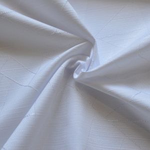 Tissu anti t&acirc;che jacquard ray&eacute; &agrave; motif g&eacute;om&eacute;trique blanc - Mondial Tissus