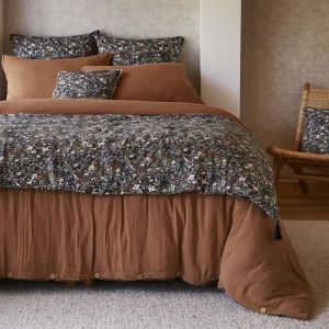 ADONIS - Chemin de Lit 90x200cm Gaze de Coton Bleu Imprim&eacute; Fleur D&eacute;tail 4 Pompons