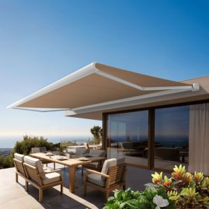 Store banne Coffre int&eacute;gral PROTECT 2 SMART Blanc 6x3,5m Motoris&eacute; &agrave; t&eacute;l&eacute;commande + Capteur Vent - Toile Taupe