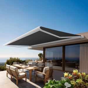 Store banne Coffre int&eacute;gral PROTECT 2 SMART Blanc 5x3,5m Motoris&eacute; &agrave; t&eacute;l&eacute;commande + Capteur Vent - Toile Grise Anthracite