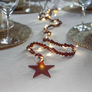 Guirlande lumineuse de Noël Star Trading 'Beady' avec perles en bois et étoile en naturel, piles + minuteur, blanc chaud, rouge, L 150 cm