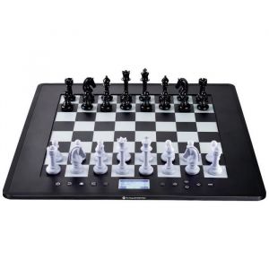 Millennium Ordinateur d'échecs The King Competition M831 Facile à Utiliser, pour Toute la Famille et Les passionnés d'échecs, avec Niveau de Jeu automatiquement Ajustable, Affichage des Coups par LED