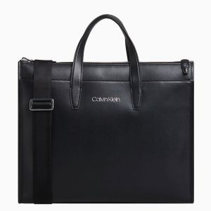 Image de Calvin Klein <p>Minimaliste et épuré, ce sac ordinateur raffiné en cuir luxueux, est orné du logo argenté sur le devant. <br />A l'intérieur, une compartiment matelassé pour ordinateur portable 15 pouces et des poches zippées et à pression pour ranger por