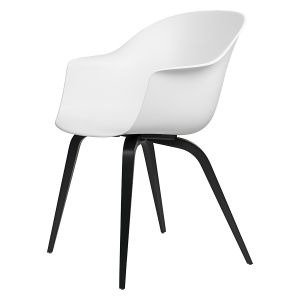 Gubi Chaise avec accoudoirs BAT DINING CHAIR avec la base en hêtre noir (Alabaster white - Polypropylène et bois)