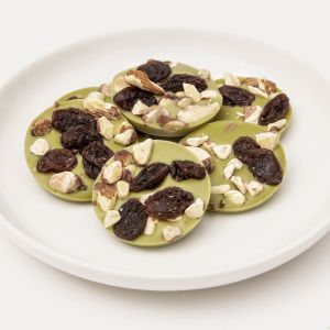 Chocolats blancs au matcha, aux amandes et aux raisins secs