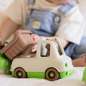 Le camion benne de mr renard, made in france en matière recyclée, crème