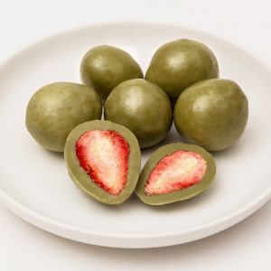 Fraises enrob&eacute;es de chocolat blanc au matcha