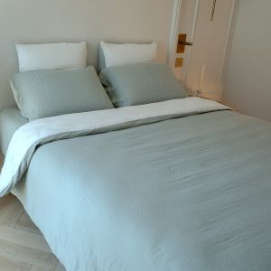 Housse de couette r&eacute;versible gaze de coton vert sauge/&eacute;cru 220x240 cm