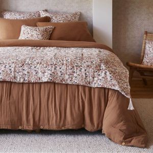 Adonis - Chemin de Lit 90x200cm Gaze de Coton Blanc Imprim&eacute; Fleur D&eacute;tail 4 Pompons