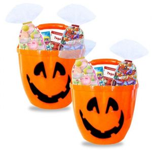 Halloween 2 seaux citrouille garnis de chocolats Milka Daim Schokobons Bueno Célébrations et bonbons rétro sucettes colliers